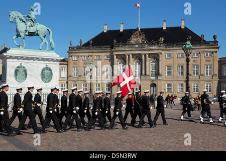 Kopenhagen, Dänemark. 4. April 2013. Kadetten der Royal Danish Naval Academy, begleitet von den spielen und singen königlichen dänischen Navy Band Amalienborg Palace Square während ihrer "Flagge an Bord" Parade durch Kopenhagen vorbei zum Start der neuen Segelsaison. Bildnachweis: Niels Quist / Alamy Live News Stockfoto