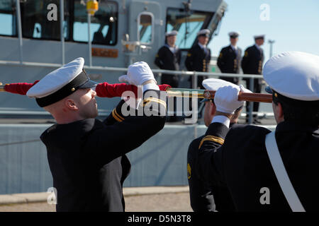 Kopenhagen, Dänemark. 4. April 2013. Roll-Kadetten an der Royal Danish Naval Academy und Krawattenknoten auf der Schwalbe-Tails der Marine Flagge nach einer Parade durch Kopenhagen bevor die Flagge an Bord der naval Training vorgeführt wird Schiff Alholm am Amaliehaven Kai um den Beginn einer neuen Segelsaison. Bildnachweis: Niels Quist / Alamy Live News Stockfoto