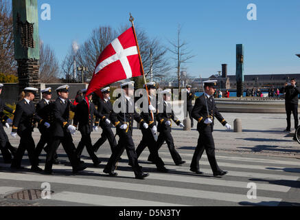 Kopenhagen, Dänemark. 4. April 2013. Kadetten an der Royal Danish Naval Academy während ihrer "Flagge an Bord" Parade durch Kopenhagen markieren den Beginn der Segelsaison. Hier zu sehen, paradieren entlang Toldbodgade bei Amaliehaven in der Nähe der Schloss Amalienborg in Richtung der Marine Training Schiffe. Bildnachweis: Niels Quist / Alamy Live News Stockfoto