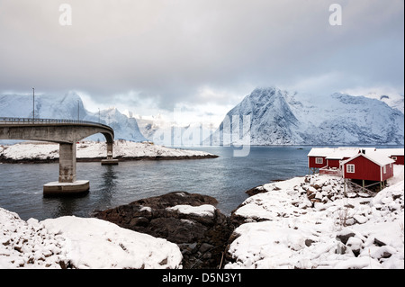 Einen Blick auf Mount Olstind von Hamnoy Dorf am stürmischen Morgen Stockfoto