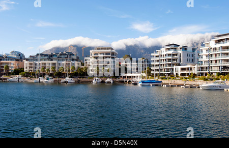 Apartments am Wasser in Cape Town, Südafrika. Das Hotel liegt auf der V & A, Victoria und Albert Waterfront, Tafelberg hinter Stockfoto
