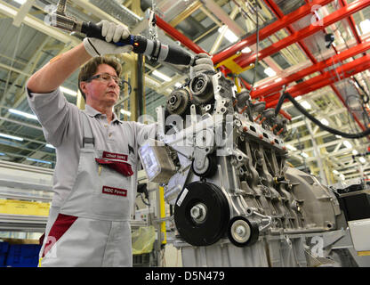 Lothar Damke montiert einen Benzinmotor in der Motor-Fabrik der Firma MDC Power GmbH in Kölleda, Deutschland, 5. April 2013. Am selben Tag begann die Produktion von der AMG 2,0-Liter-Vierzylinder-Turbo-Motor in der Fabrik, wo Mercedes traditionsgemäß ein Mechaniker einen ganzen Motor montiert. Foto: MARTIN SCHUTT Stockfoto