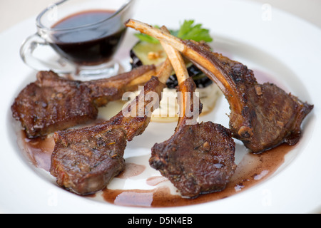 Hammel-Steak auf weißen Teller Stockfoto