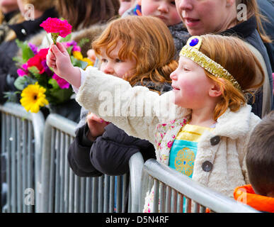 Glasgow, Schottland, 4. April 2013. Vier-jährige Shona Wellen mit einer rosa Blume während eines Besuchs der Herzog und Herzogin von Cambridge in Glasgow. Prinz William und seine Frau Kate, die Duchesse of Cambridge, sind bei einem zweitägigen Besuch in Schottland. Foto: Albert Nieboer / DPA/Alamy Live News Stockfoto