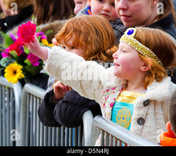 Glasgow, Schottland, 4. April 2013. Vier-jährige Shona (R) Wellen mit einer rosa Blume während eines Besuchs der Herzog und Herzogin von Cambridge in Glasgow. Prinz William und seine Frau Kate, die Duchesse of Cambridge, sind bei einem zweitägigen Besuch in Schottland. Foto: Albert Nieboer / DPA/Alamy Live News Stockfoto