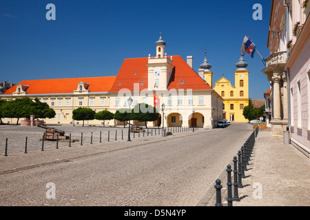 Osijek - Tvrđa (Zitadelle) ehemalige Wachhaus - Museum (vorne) JJ Strossmayer-Universität Osijek (rechts) Stockfoto