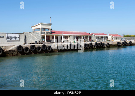 Robben Island Harbour, wo die Boote aus dem Victoria und Albert Dock Menschen auf Touren aussteigen, das ehemalige Gefängnis zu besuchen Stockfoto