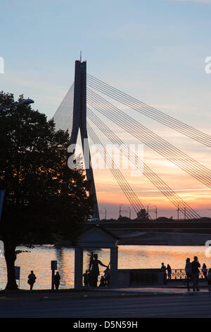 Vansu kippt Kabelbrücke über Fluss Daugava bei Sonnenuntergang in Riga Stockfoto