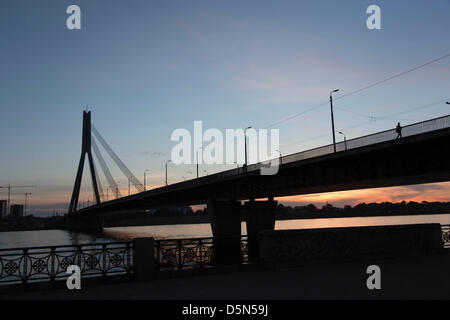 Vansu kippt Kabelbrücke über Fluss Daugava bei Sonnenuntergang in Riga Stockfoto