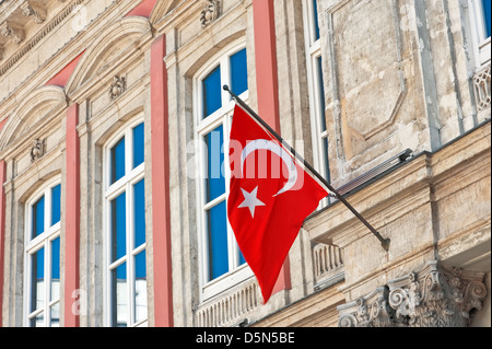 Istanbul-Flagge im Gebäude hautnah Stockfoto