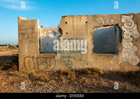 Graffiti an verfallenen Hütte am Camp de Rivesaltes zwischen Rivesaltes und Perpignan in Südfrankreich. SIEHE BESCHREIBUNG FÜR DETAILS. Stockfoto