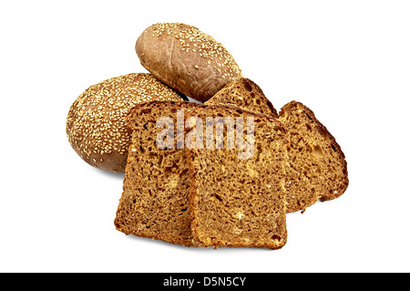 Vier Scheiben Roggen Korn Brot, zwei Roggen-Brötchen mit Sesam isoliert auf weißem Hintergrund Stockfoto