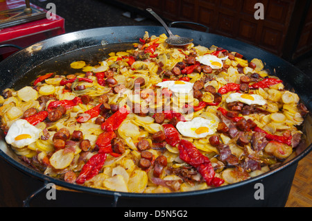 Wurst und Schinken Eintopf vorbereitet in eine Garküche am Plaza De La Candelaria quadratischen zentralen Santa Cruz Teneriffa Stadtinsel Stockfoto