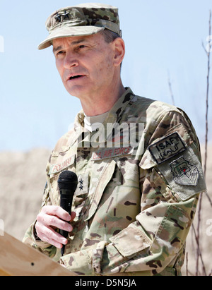 US Air Force Generalmajor Harry Polumbo während der Abschlussfeier der provinzielle Rekonstruktion Team Gardez 3. April 2013 in Gardez, Afghanistan. Ein PRT ist ein militärischer und ziviler Hilfsprogramm für den Wiederaufbau und Stabilisierung der lokalen Regierung. Die Schließung wurde die erste PRT schließen in Afghanistan nach wird im Januar 2003 gegründet, als die USA in Afghanistan lassen ausklingen. Stockfoto