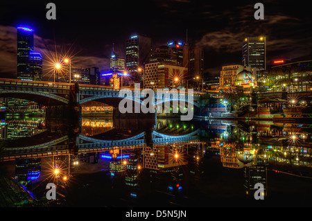 Zeigen Sie eine ruhige Sommernacht über den Yarra River nach Dowtown Melbourne, Australien an. Stockfoto