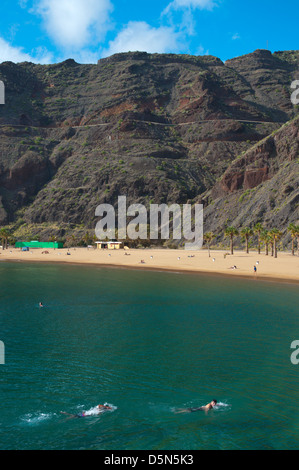 Menschen schwimmen vor Playa de Las Teresitas Strand San Andres Stadt Teneriffa Insel der Kanarischen Inseln-Spanien-Europa Stockfoto