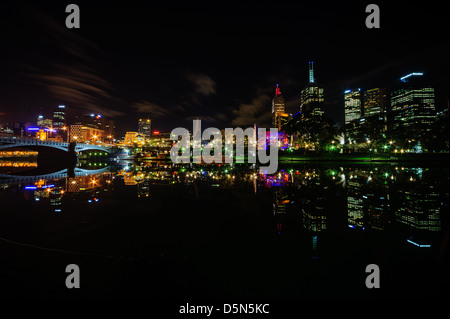 Zeigen Sie eine ruhige Sommernacht über den Yarra River nach Dowtown Melbourne, Australien an. Stockfoto