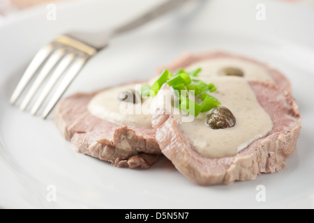 Stück Kalbfleisch mit Thunfischsauce Stockfoto