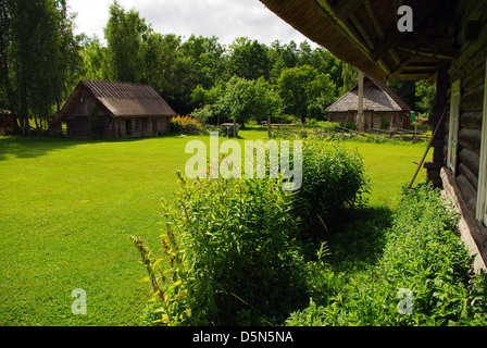 Hölzerne Blockhäuser in Estland im Sommer, alte altmodische Hof / court. Stockfoto