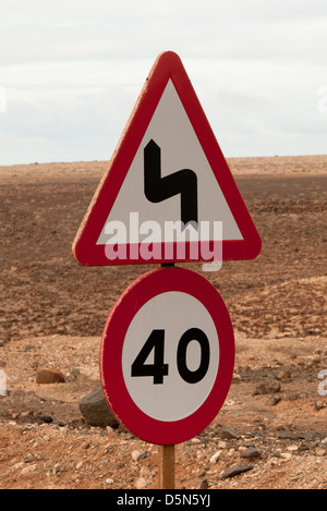 vierzig und beugt Verkehrszeichen, Straßenverkehrsordnung Stockfoto
