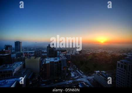 Einen spektakulären Sonnenuntergang über niedrige Wolken und Nebel in Melbourne, der Hauptstadt des australischen Bundesstaates Victoria. Stockfoto