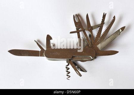 Eine große silberne Dienstprogramm Taschenmesser öffnen zeigt viele verschiedene Tools erweitert. Stockfoto