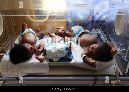 vorzeitigen Neugeborenen im Bereich Mutterschaft der Heiligen Familie Krankenhaus in Techiman, Ghana Stockfoto