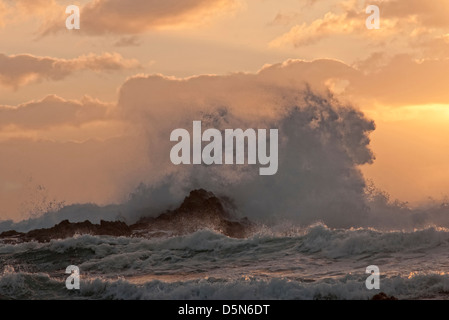 Wellen auf den Felsen bei Sonnenuntergang, Fuerteventura Stockfoto