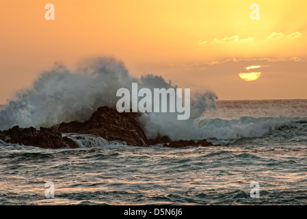 Wellen auf den Felsen bei Sonnenuntergang, Fuerteventura Stockfoto