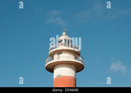 Leuchtturm am Faro de Toston Fuerteventura Kanarische Inseln mit Sonnenkollektoren Stockfoto