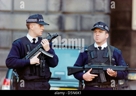 Bewaffnete Polizisten im Einsatz außerhalb des High Court in Edinburgh Stockfoto