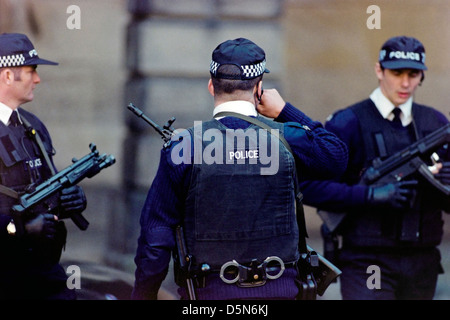 Bewaffnete Polizei Einsatz außerhalb der High Court in Edinburgh, Schottland. Stockfoto