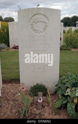 Das Grab von Sergeant S Forsyth VC in CWGC Adanac Militärfriedhof, Miraumont, Somme Picardie, Frankreich. Stockfoto