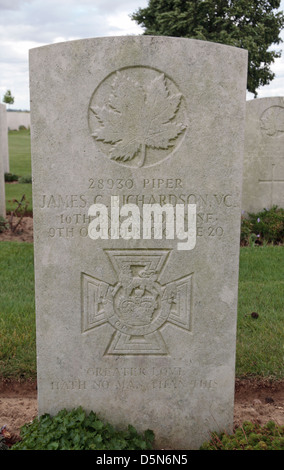 Das Grab von Piper James C. Richards VC in CWGC Adanac Militärfriedhof, Miraumont, Somme Picardie, Frankreich. Stockfoto