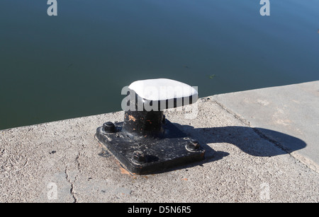 Festmacher Poller im spanischen Palma de Mallorca Hafen gesehen. Stockfoto