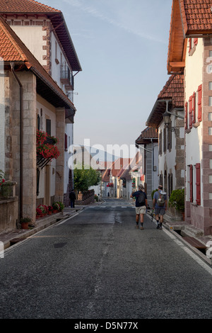 Pilger zu Fuß durch Spanien Burguete, auf der französischen Route des Camino nach Santiago De Compostela, der Jakobsweg Stockfoto