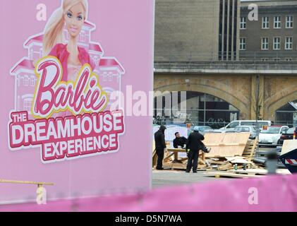 Die Barbie Dreamhouse befindet sich im Aufbau auf der Parling viel Einkaufszentrum Alexa nahe Alexanderplatz in Berlin, Deutschland, 5. April 2013. Besucher werden Barbies Malibu Haus auf 2.500 qm vom 16. Mai 2013 erleben können. Foto: JENS KALAENE Stockfoto