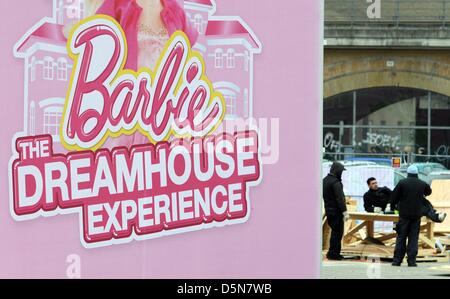 Die Barbie Dreamhouse befindet sich im Aufbau auf der Parling viel Einkaufszentrum Alexa nahe Alexanderplatz in Berlin, Deutschland, 5. April 2013. Besucher werden Barbies Malibu Haus auf 2.500 qm vom 16. Mai 2013 erleben können. Foto: JENS KALAENE Stockfoto