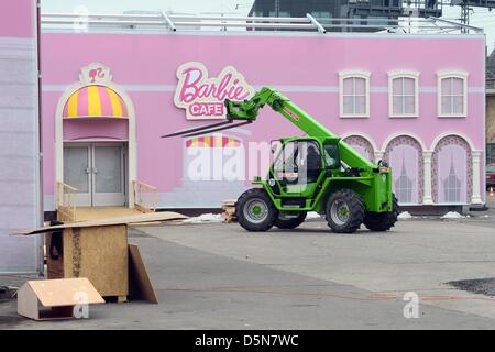 Die Barbie Dreamhouse befindet sich im Aufbau auf der Parling viel Einkaufszentrum Alexa nahe Alexanderplatz in Berlin, Deutschland, 5. April 2013. Besucher werden Barbies Malibu Haus auf 2.500 qm vom 16. Mai 2013 erleben können. Foto: JENS KALAENE Stockfoto