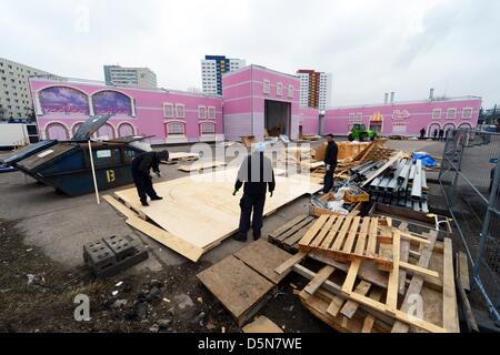 Die Barbie Dreamhouse befindet sich im Aufbau auf der Parling viel Einkaufszentrum Alexa nahe Alexanderplatz in Berlin, Deutschland, 5. April 2013. Besucher werden Barbies Malibu Haus auf 2.500 qm vom 16. Mai 2013 erleben können. Foto: JENS KALAENE Stockfoto