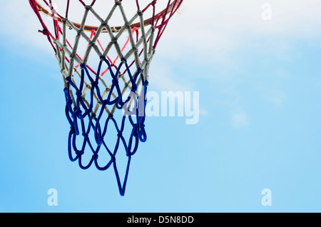 Nahaufnahme des Basketball-Ring mit Netto Schuss gegen blauen Himmel Stockfoto