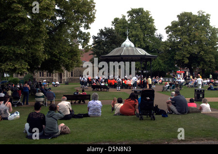 NOTTINGHAMSHIRE; NEWARK ON TRENT; FAMILIEN, HÖREN DIE MUSIKKAPELLE ASHBY UND SEAFORTH HIGHLANDERS IM SCHLOSSPARK Stockfoto