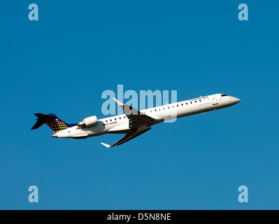 Eurowings Bombardier CRJ900 Taking off aus Birmingham Airport Stockfoto