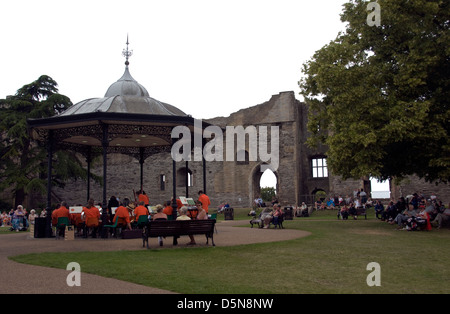 NOTTINGHAMSHIRE; NEWARK ON TRENT; ASHBY CONCERT BAND SPIELT IM SCHLOSSPARK Stockfoto