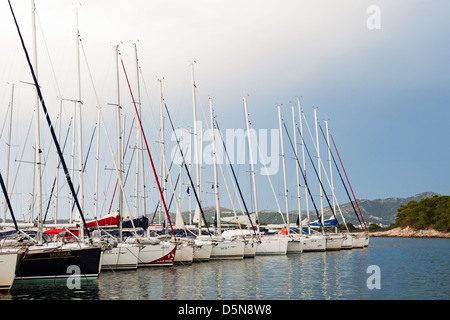 Eine Reihe von festgemachten Segelbooten auf einer Insel in Kroatien. Stockfoto