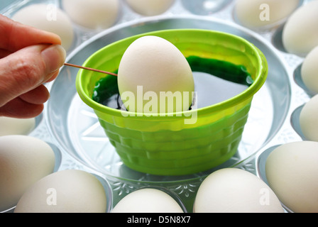 Grüne Ostereier färben Stockfoto