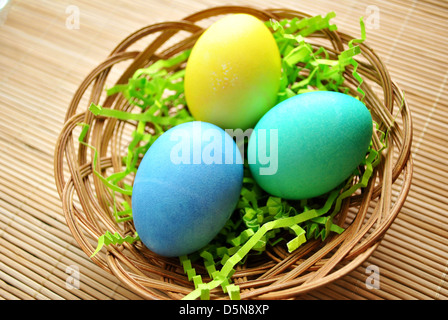 3 Ostereier im Korb Stockfoto