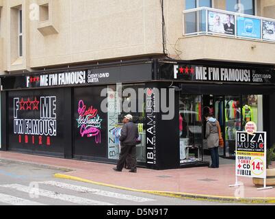 Blick auf die Ware einkaufen Shop F *** Me ich bin berühmt des französischen House-dj und Produzent David Guetta und seine Frau Cathy in San Antonio auf Ibiza, Spanien, 28. Februar 2013. Foto: Jens Kalaene Stockfoto