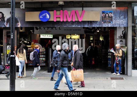 Die Menschen gehen vorbei an einem HMV-Store in der Oxford Street, central London, UK. Stockfoto
