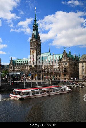 Blick von den Alsterarkaden zum Rathaus, Hamburg, Deutschland Stockfoto